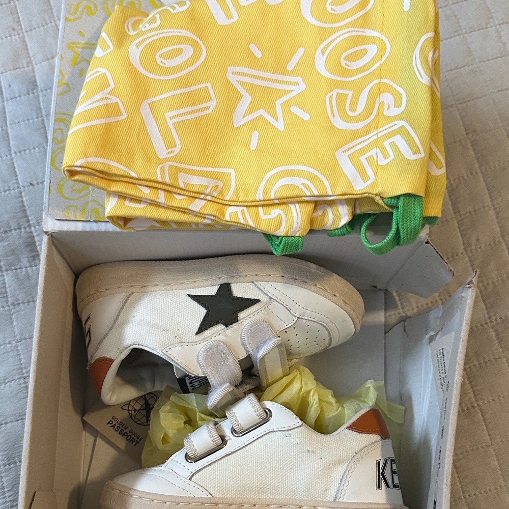 Golden Goose

White/Olive Green/Orange Ballstar Strap Sneaker